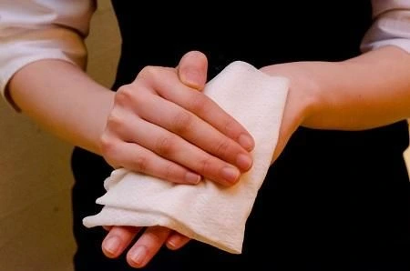 Мокрите тъканни кърпички добавят цвят към хотелските услуги